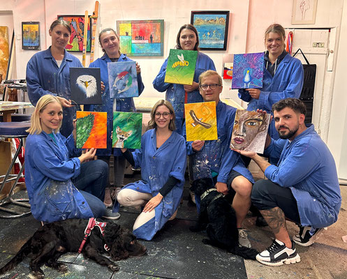 Art. Atelier Karin Angerer | Acryl-Mal-Workshop - Team Building - Farben des Zusammenhalts | Zur Förderung des Teamgeists, Stärkung der Kommunikation und des gemeinsamen kreativen Ausdrucks. 