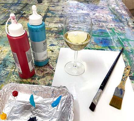 ART. Atelier Karin Angerer: Ein Schluck Kreativität beim After-work-Malkurs. Lass den Alltag hinter dir und genieße die kreative Atmosphäre im Atelier.