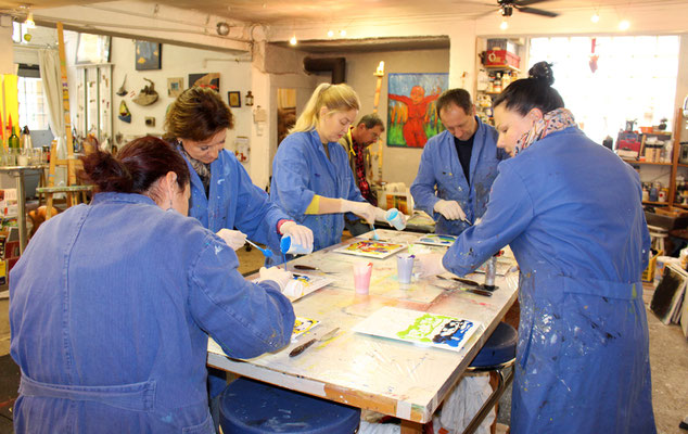 ART. Atelier Karin Angerer | Mal-Workshop für JGA, Geburtstagsparty oder kreativen Event | Feiert einen besonderen Tag mit einem kreativen Event, das Spaß macht und verbindet!