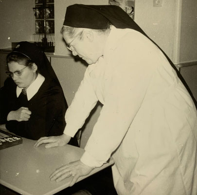 von links: Schwester Theresa und Mutter Oberin