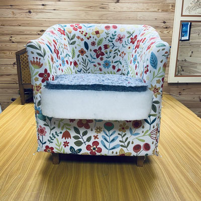 Fauteuil tonneau restauré tissu motif fleuri éditeur Casal - Le Garage à fauteuils ouate épaisse