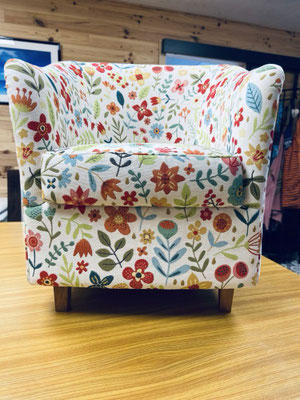 Fauteuil tonneau restauré tissu motif fleuri éditeur Casal - Le Garage à fauteuils 