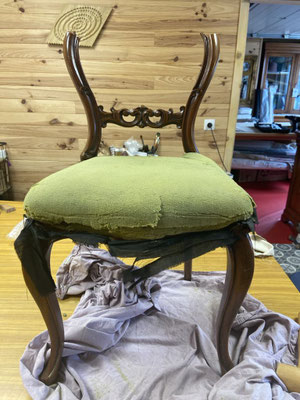 Chaise avant restauration de travaux d'ébénisterie et restauration  complète de la garniture