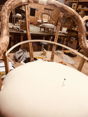 Chassis de fauteuil crapaud pendant la restauration Atelier Uzès