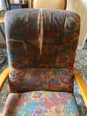 Fauteuil vintage tissu endommagé
