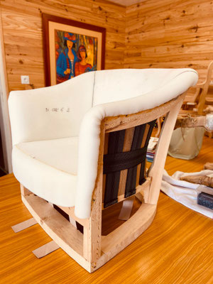 Fauteuil tonneau restauré tissu motif fleuri éditeur Casal - Le Garage à fauteuils pose mousse