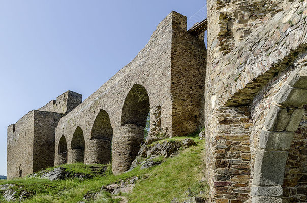 Gotische Brücke der Burgruine Velhartice