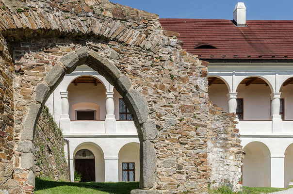 Burgruine Velhartice mit Huerta-Schlossflügel