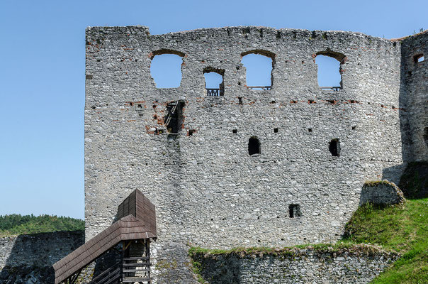 Burgruine Rabí liegt oberhalb des Flusses Otava 