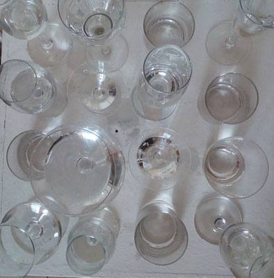 glasses with water, we immagine to make a field of glasses, we are interested in the optical effects