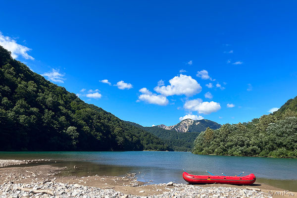 白川郷近くの白水湖