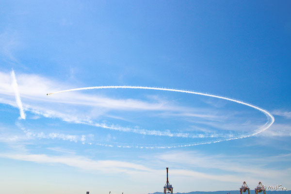 大きな円を描く一機のブルーインパルス