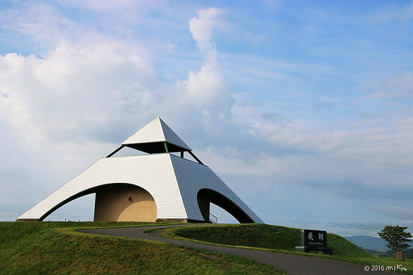 北西の丘展望公園のピラミッド型の展望台