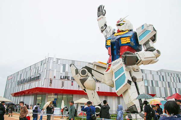 関西の立像（ガンダム等）