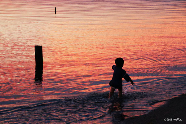 水遊びする男の子（琵琶湖夕景②）