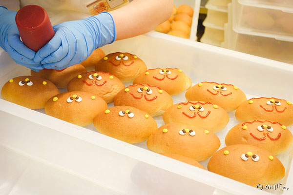 ジャムおじさんのパン工房でパンを作っているところ