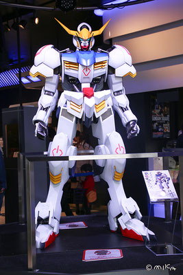 「ガンダム・バルバトス（第4形態）」110スケールで2メートルの立像（ガンダムカフェららぽーとエキスポシティ／2022年1月まで