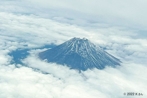 うっすら雪化粧した秋の富士山（10月末～11月頃）