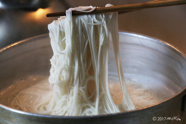 ③箸でつまんでみて 麺がきれいな半透明になったら上げどき