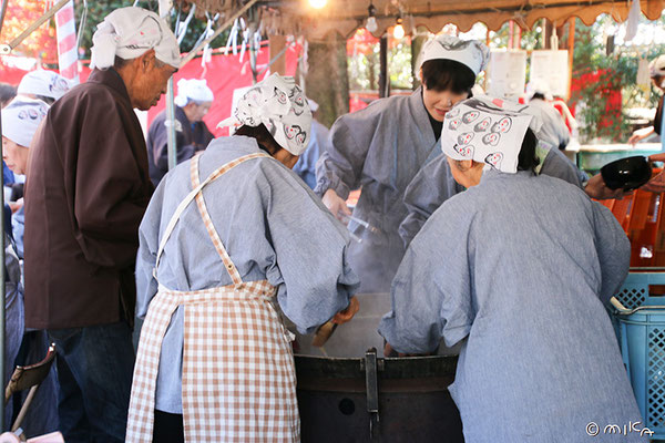 大根を炊きあげて参拝者に振る舞ってくださる様子（千本釈迦堂）