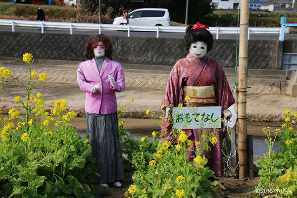 おもてなしのかかし（高松春日川土手こいのぼり）