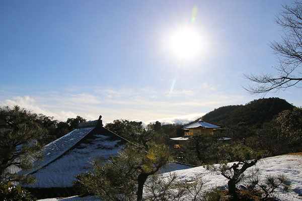 雪景色の金閣寺（龍門滝付近より）