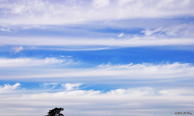 しま模様の空