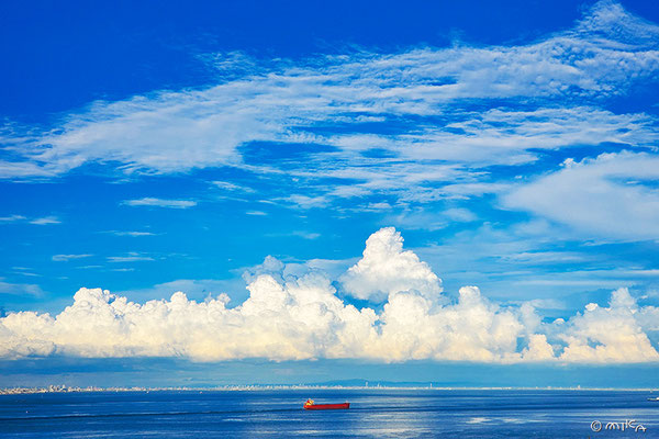 夏の海と入道雲