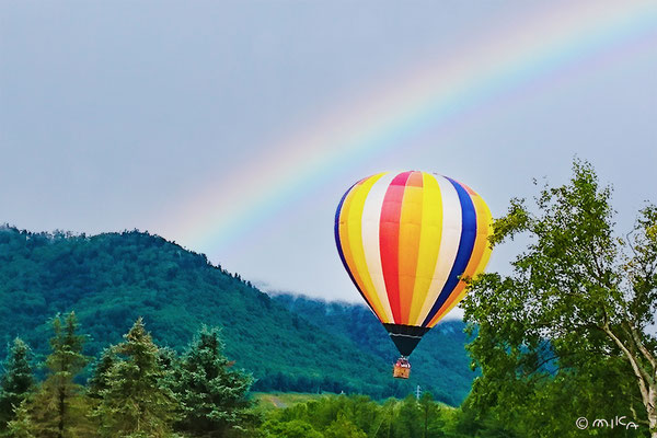 虹に向かう気球（北海道）
