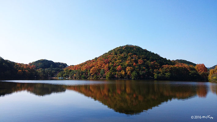 宝ヶ池に映る比叡山