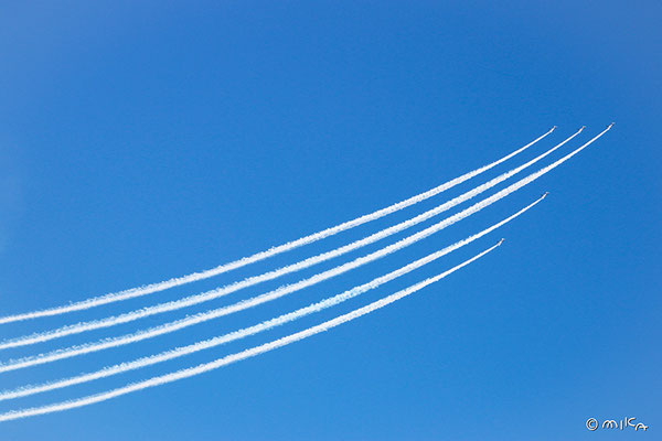 空を舞い上がるブルーインパルス①