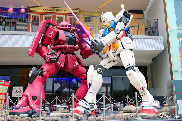 『ガンダム＆シャアザク』の立像（ららぽーとエキスポシティ／2022年1月まで）
