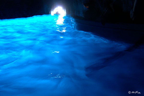 青の洞窟（ナポリのカプリ島）①