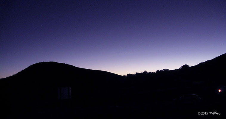 夕暮れの山の稜線