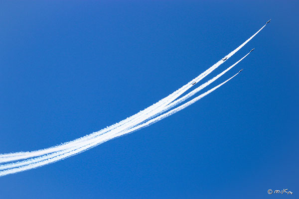 空を舞い上がるブルーインパルス②