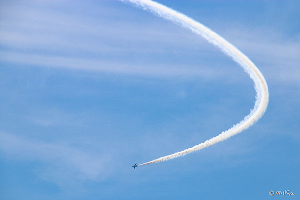 一機が大きなカーブ（ブルーインパルス）