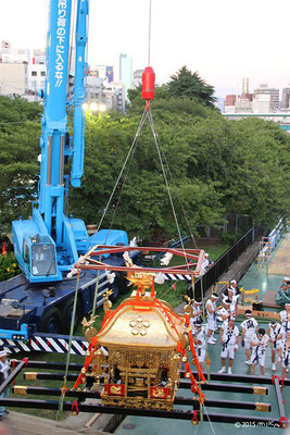 クレーン車で神輿が上がったところ