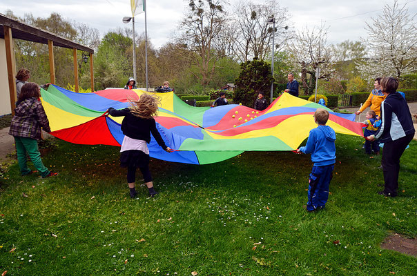 Mit dem Schwungtuch lassen sich tolle Spiele spielen! Foto: Sandra Borchers