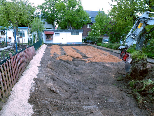 Erster Sand wird aufgetragen. Foto: Heike Hirth