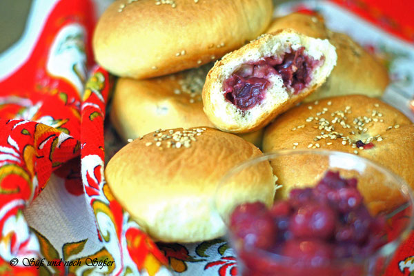 Hefebrötchen, gefüllte Hefebrötchen, Kirschen, Hefegebäck, Hefebrötchen, gefüllte Hefebrötchen, Kirschen,  Brötchen, Hefe, Rezept mit Hefe, Hefeteig, gefüllte Brötchen, 