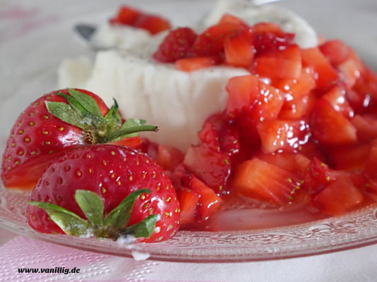 Erdbeere, Nachtisch mit Erdbeeren, Dessert, Panna Cotta mit Erdbeeren, Panna Cotta