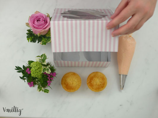 DIY Geschenk Box mit Cupcakes und Blumen