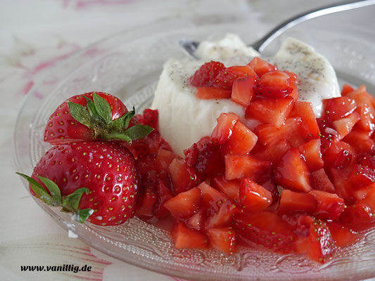 Erdbeere, Nachtisch mit Erdbeeren, Dessert, Panna Cotta mit Erdbeeren, Panna Cotta