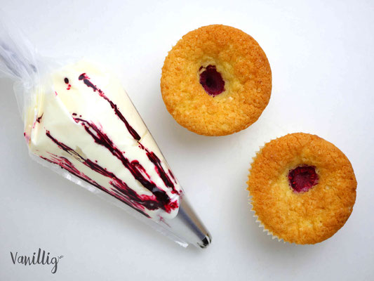Kokos Cupcakes mit Frischkäse Frosting, Dekoration zum Valentinstag