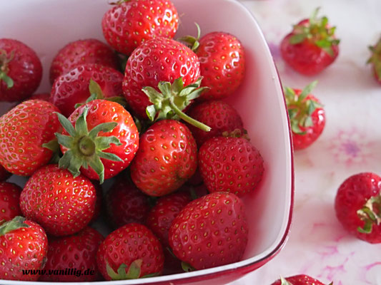 Erdbeere, Nachtisch mit Erdbeeren, Dessert, Crumble, Streusel