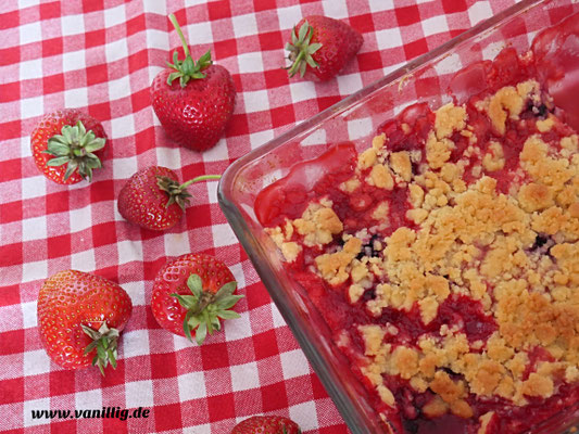 Erdbeere, Nachtisch mit Erdbeeren, Dessert, Crumble, Streusel