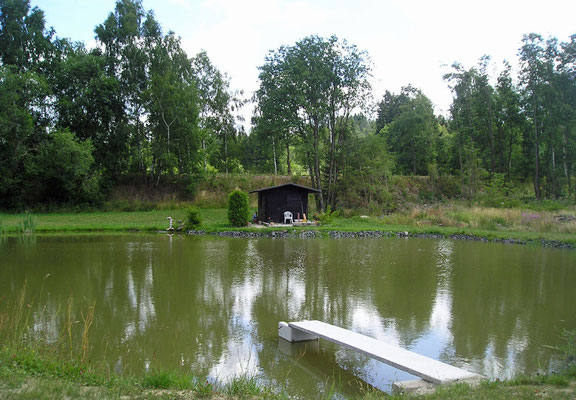 An unserem eigenen Weiher können Sie gerne angeln und schwimmen