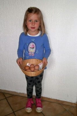 Die Kinder sammeln morgens ganz gerne frische Eier