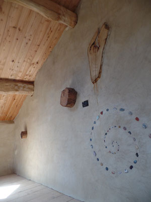 Kalk-Lehm-Putz mit eingearbeiteten Steinen und Holz