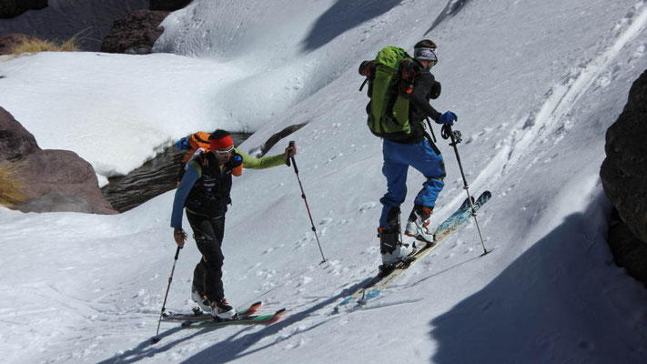 Überquerung eines Baches mit Tourenski im Atlasgebirge / Skitouren Marokko